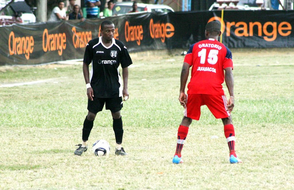 Alexander Boucicout (Uniforme Negro) otra vez fue clave en la victoria de los mocanos